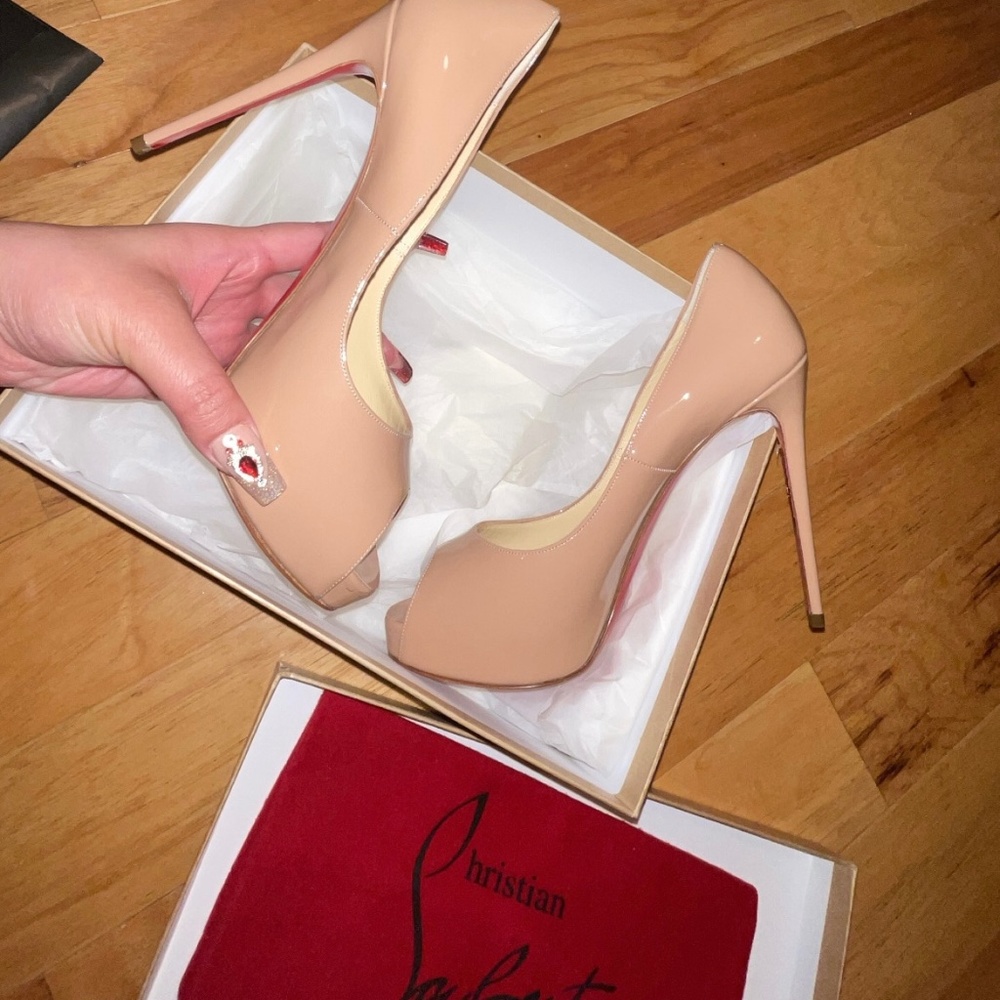 Christian Louboutin Very Privé Peep-Toe Patent Leather Pumps
